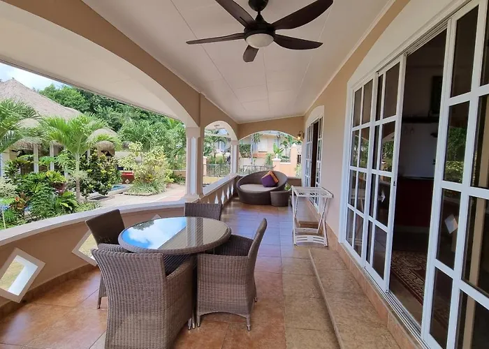 Au Fond De View Anse Royale