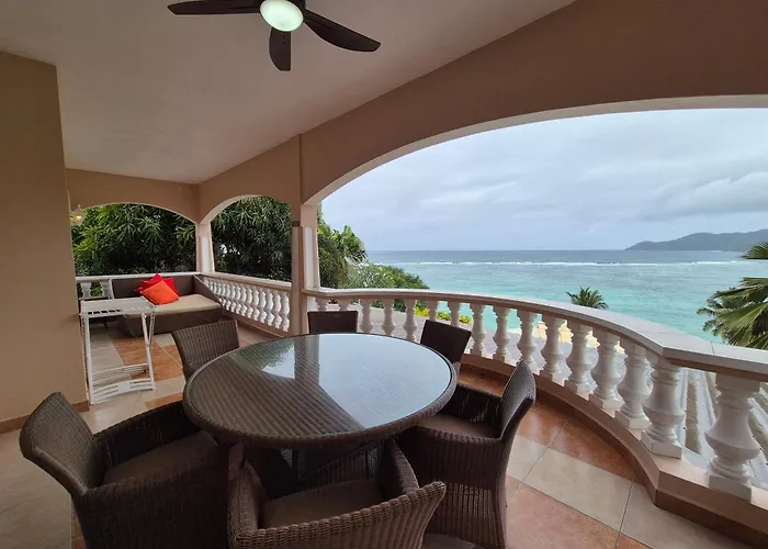 Au Fond De View Anse Royale