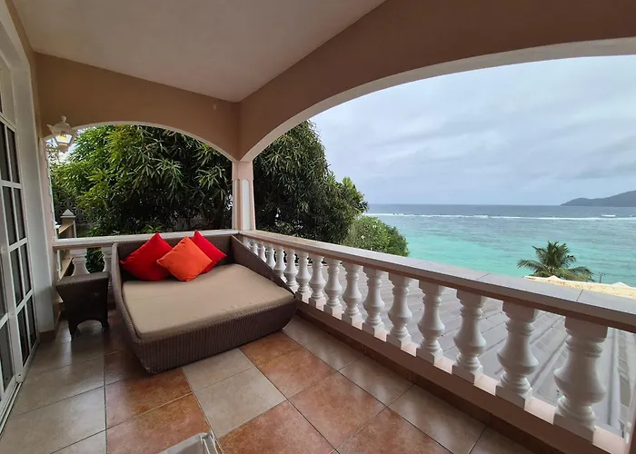 Au Fond De View * Anse Royale