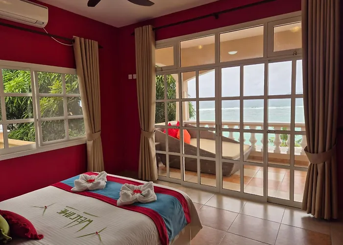 Au Fond De View Anse Royale